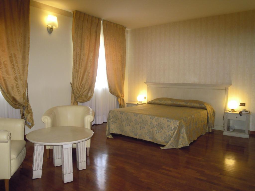 Hotel Villa Medici Rocca San Giovanni Eksteriør billede